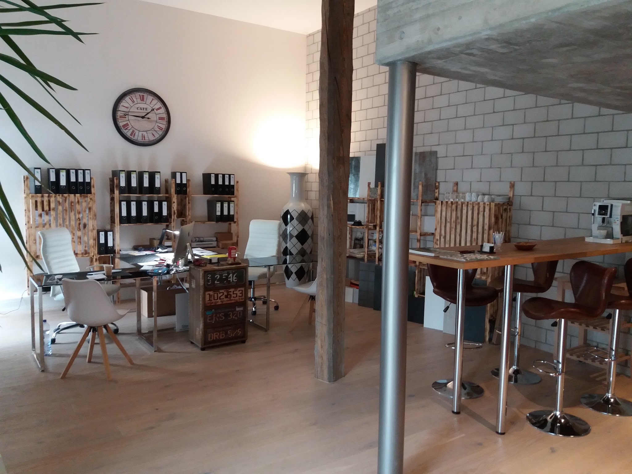 Büro und Ausstellungsraum von Steiner-Keramik mit Tisch und Mustertafeln