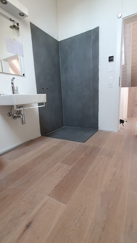 Bad mit dunklen Wandplatten