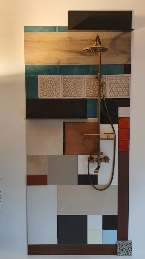 Musterwand mit Fliesen und Duschbrause