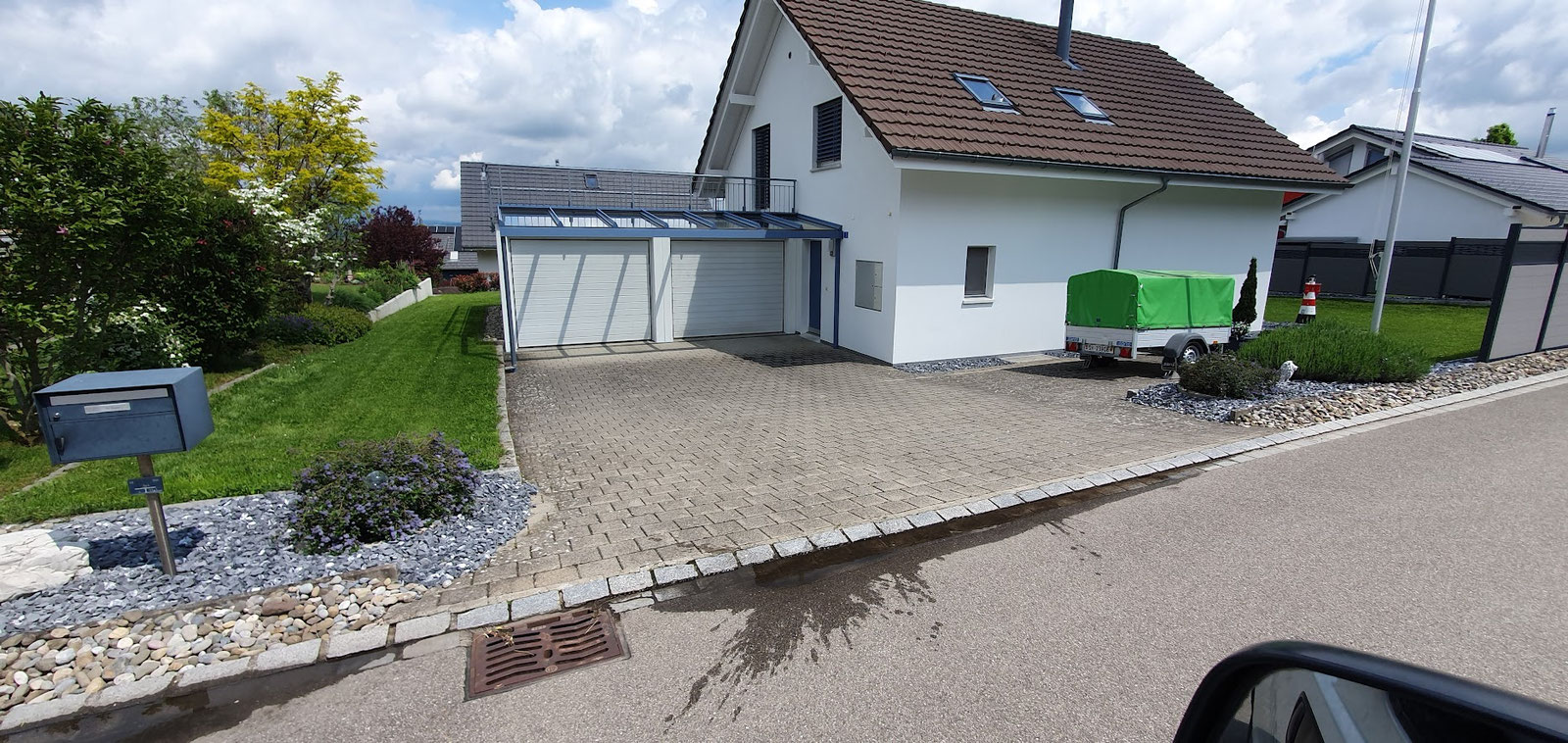 Plattenbelag vor dem Hauseingang