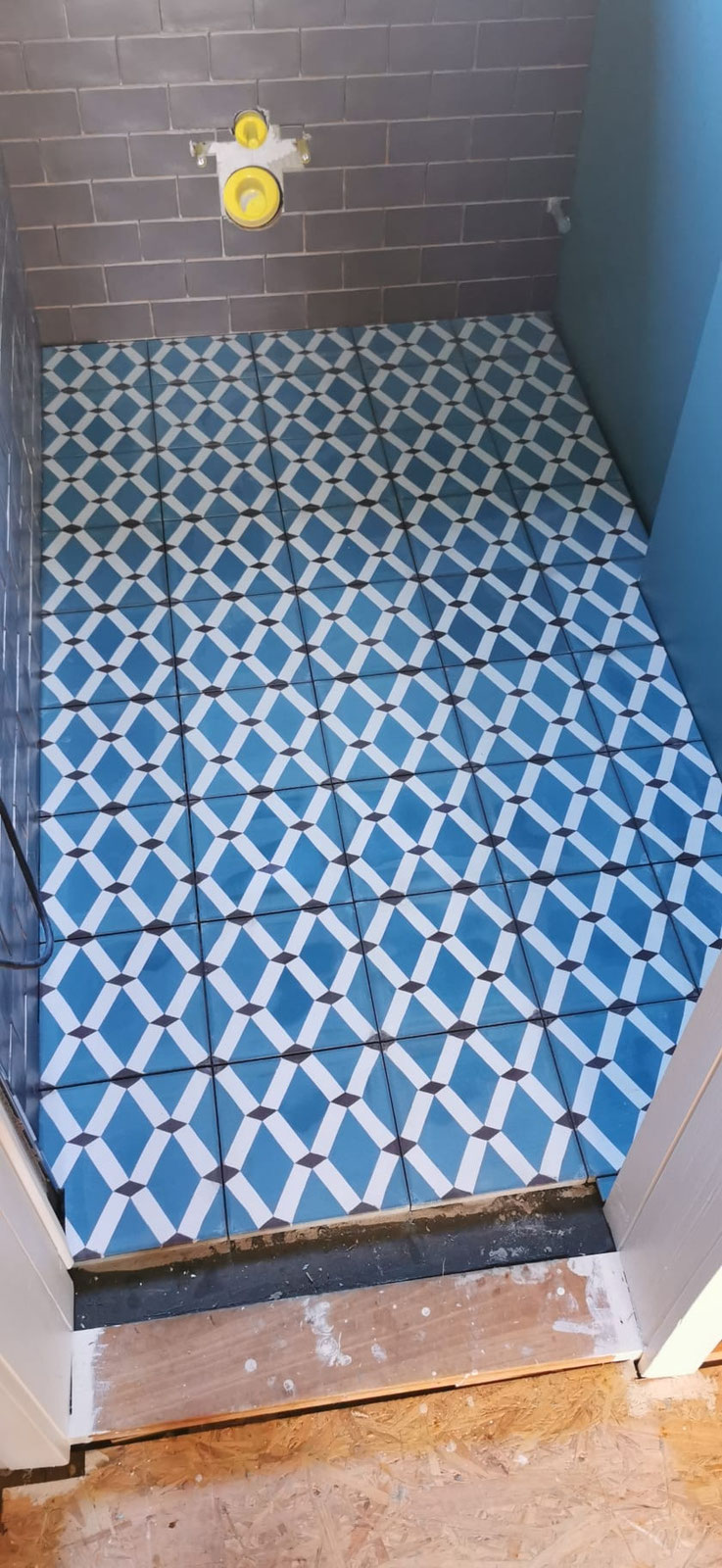 Fertiger blau gemusterter Duschboden