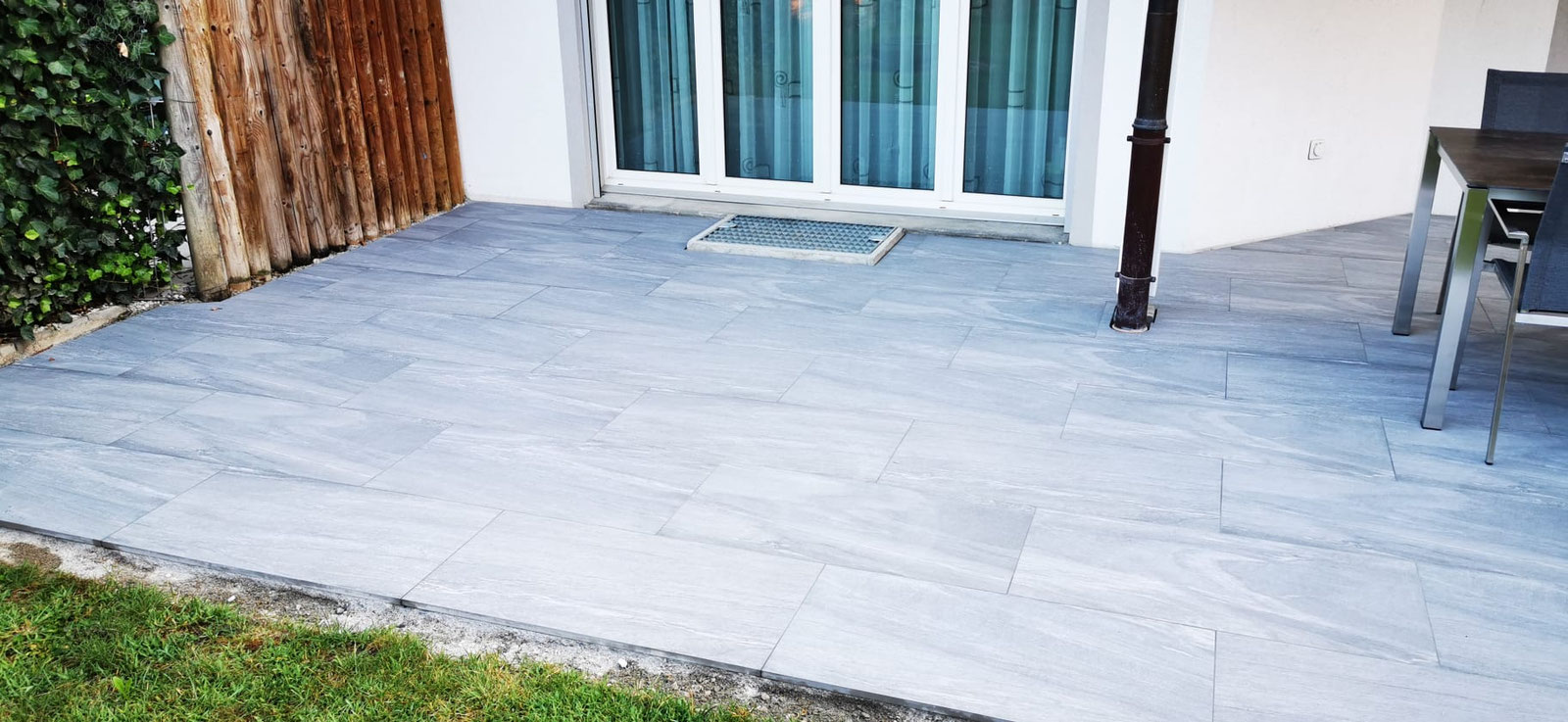 Graue Terrasse mit Schiebetüren, Plattenbelag von Steiner-Keramik