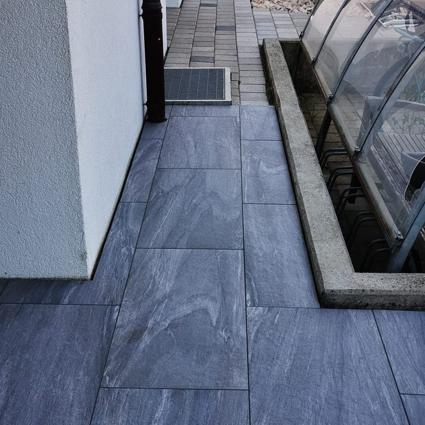 Schieferplatten neben dem Haus