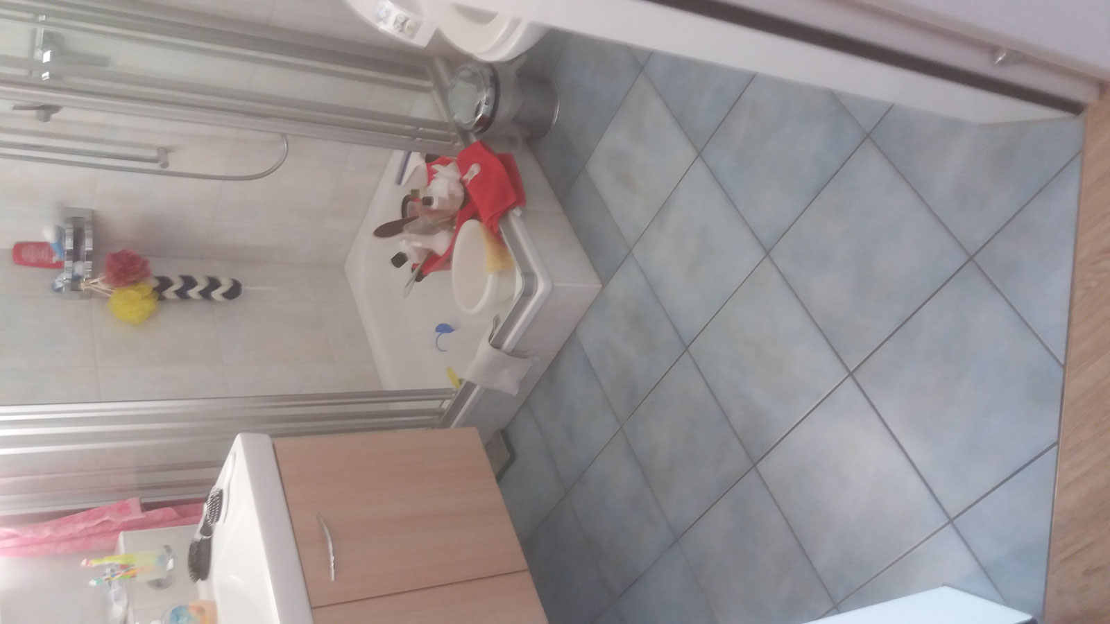 Dusche mit diagonal verlegten Platten