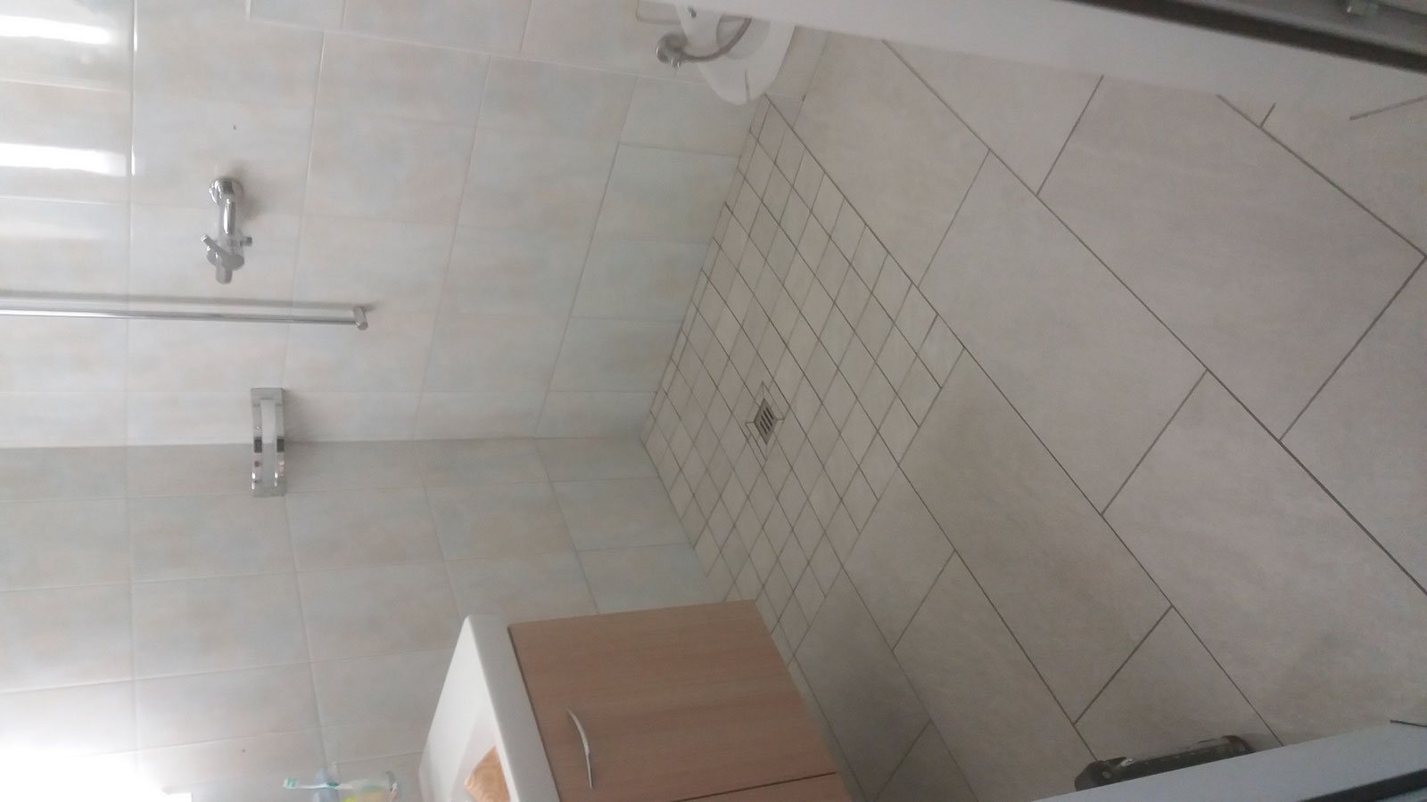 Dusche mit hellen Wandplatten